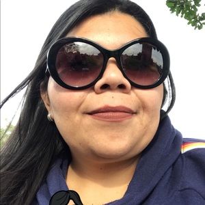 Meet your Posher, Violeta